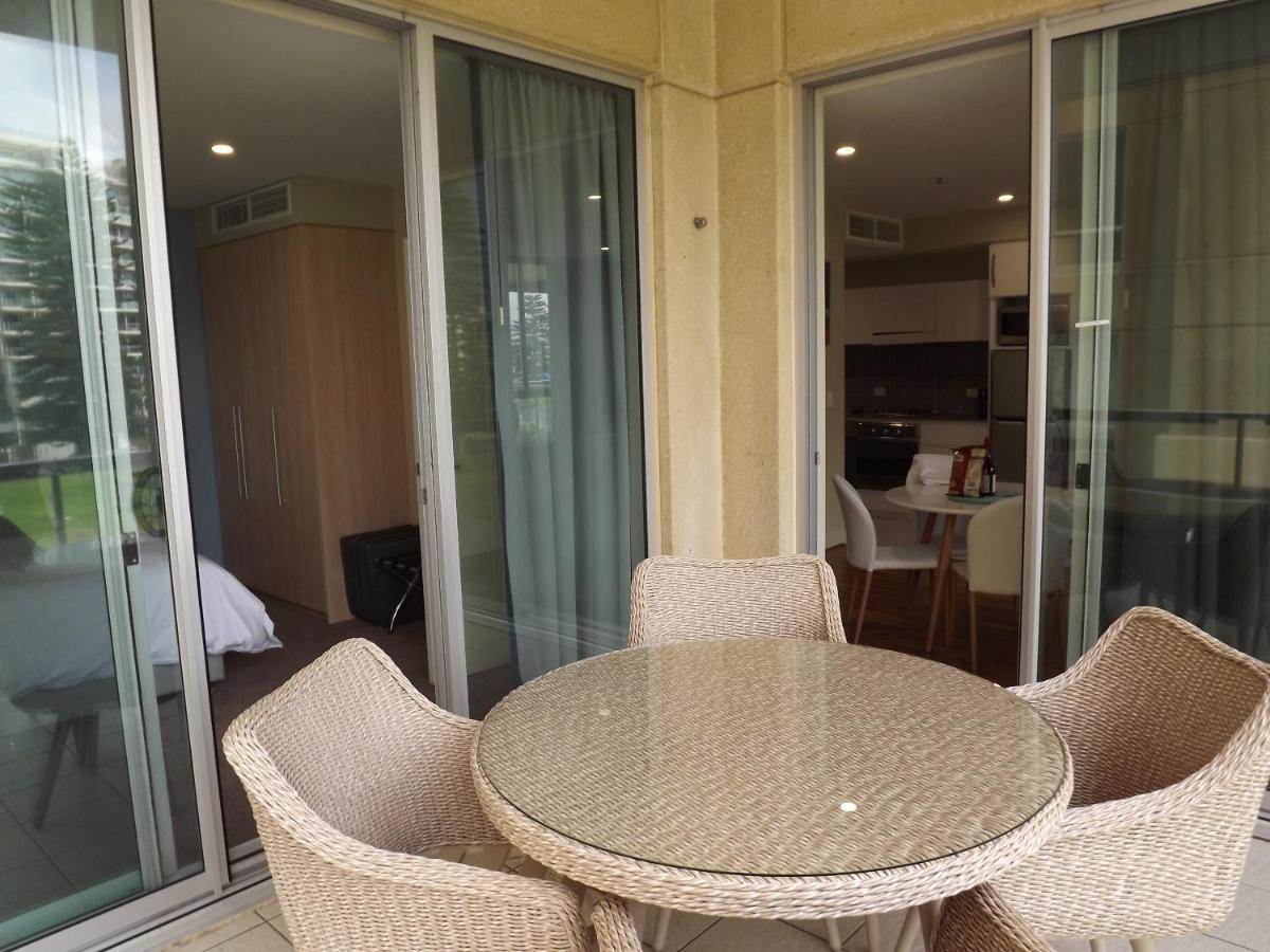 Beachside Luxury Apartments One & Two Bedroom In Beachfront Oaks Pier Building Glenelg Buitenkant foto