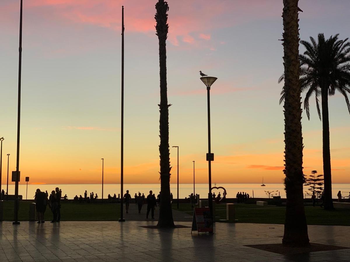 Beachside Luxury Apartments One & Two Bedroom In Beachfront Oaks Pier Building Glenelg Buitenkant foto