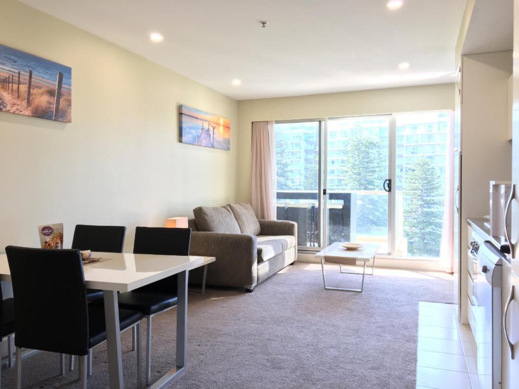 Beachside Luxury Apartments One & Two Bedroom In Beachfront Oaks Pier Building Glenelg Buitenkant foto