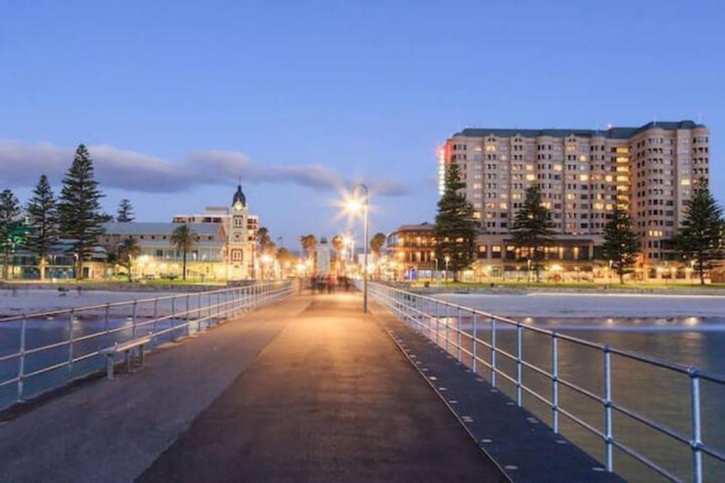 Beachside Luxury Apartments One & Two Bedroom In Beachfront Oaks Pier Building Glenelg Buitenkant foto