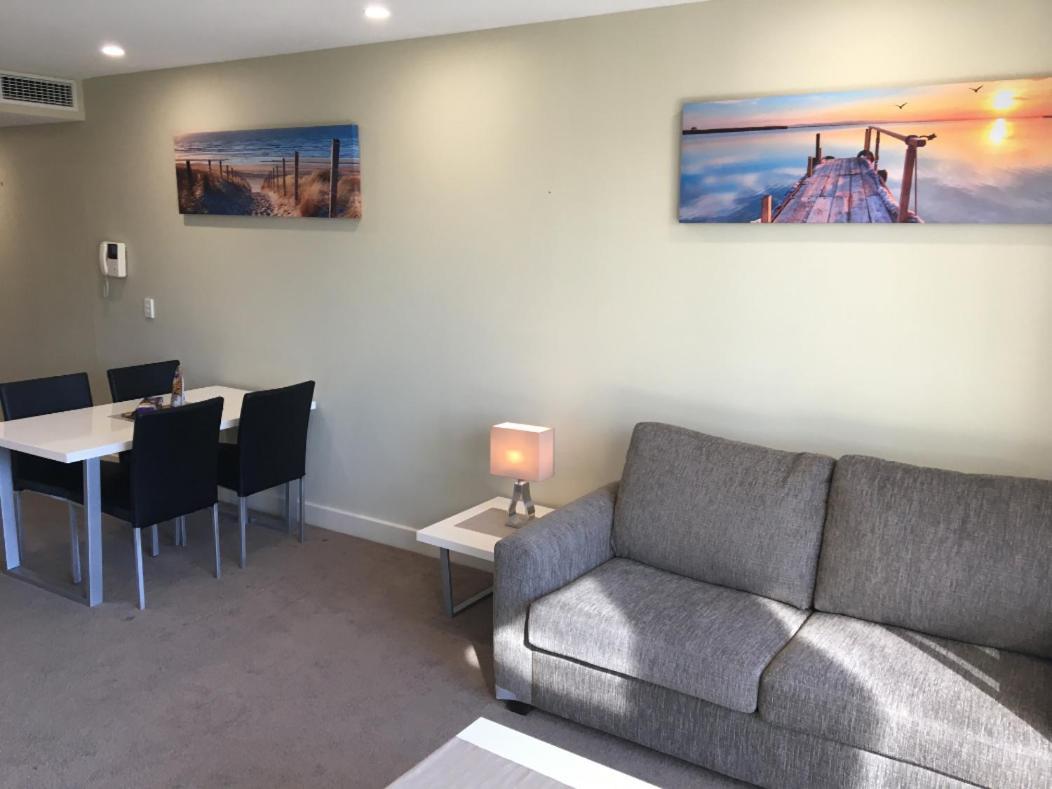 Beachside Luxury Apartments One & Two Bedroom In Beachfront Oaks Pier Building Glenelg Buitenkant foto